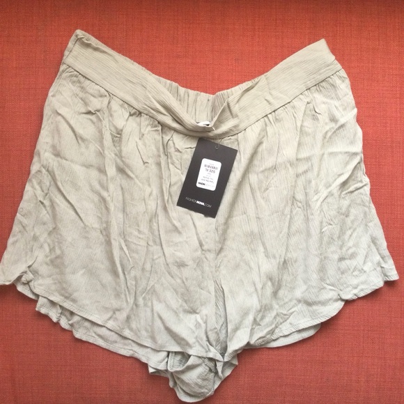 FASHION NOVA High waisted flowy shorts - Picture 3 of 3